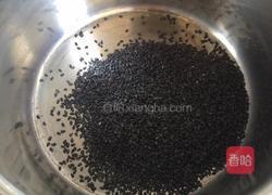 黑芝麻戚风蛋糕的做法图解2