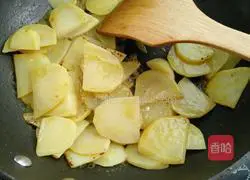 Illustration of how to make potato slices in a dry pot 6