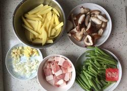 豆角土豆蘑菇肉焖面的做法图解1