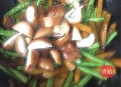 豆角土豆蘑菇肉焖面的做法图解4