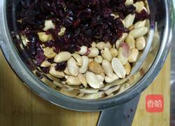 玫瑰蔓越莓牛扎糖的做法图解1