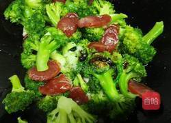 西兰花炒腊肠的做法图解8