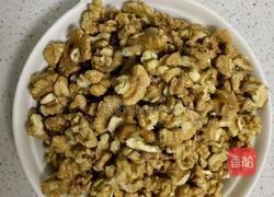 盐焗核桃仁的做法图解1