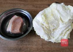 白菜炒肉的做法图解1