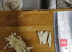 老干妈酱油捞面的做法图解1