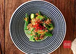 Illustration of how to mix okra with oil and vinegar sauce 12