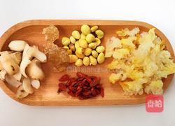 银耳百合银杏羹的做法图解2