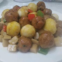 杏鲍菇炒肉丸与鹌鹑蛋的做法[图]