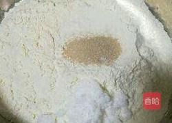 白菜猪肉包的做法图解1