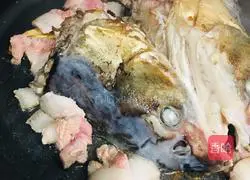 Illustration of how to make nourishing fish head soup 1