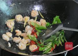 青红椒炒虾球的做法图解4