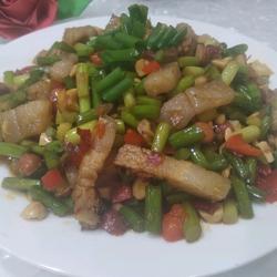 蒜苗花生炒五花肉的做法[图]