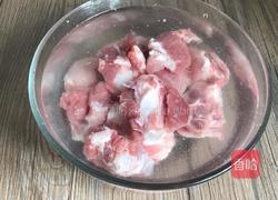 玉米排骨汤的做法图解1