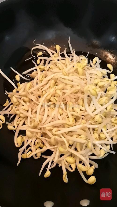 热锅起油，先倒入豆芽菜，翻炒均匀