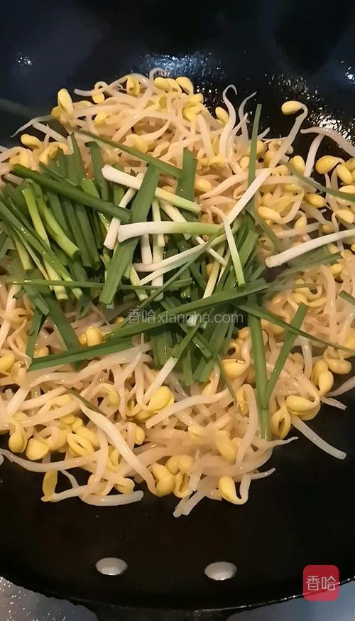 豆芽菜断生后，倒入蒜苗