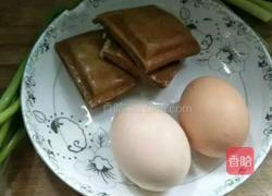 豆干蒜薹炒鸡蛋的做法图解1