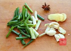 东北榛蘑鸡腿炖土豆的做法图解3