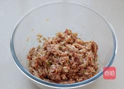 东北猪肉酸菜馅包子的做法图解3