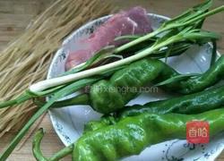 尖椒肉丝炒粉条的做法图解1