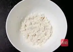 Illustration of how to make egg yolk and tofu noodles (baby food supplement) 4