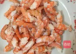 Fresh shrimp and fried walnuts.Recipe illustration 1