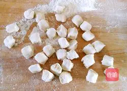 Illustration of how to make meat and three fresh dumplings 12