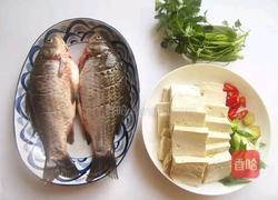 鲫鱼炖豆腐的做法图解1