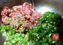 Illustration of how to make pork and okra stuffed dumplings 4