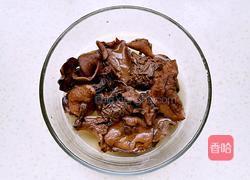 松菇炖鸡的做法图解3