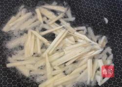 荠菜冬笋炒年糕的做法图解6