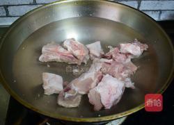 排骨烩酸菜的做法图解3