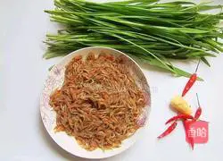 Illustration of how to make fried river shrimp with leeks 1