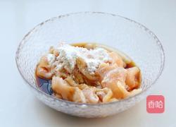 胡萝卜木耳滑鸡片的做法图解1