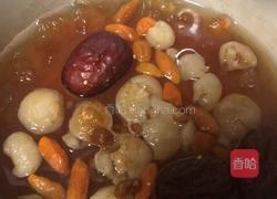 养颜牛奶桃胶炖蛋的做法图解2