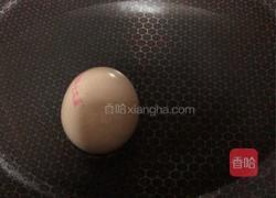 养颜牛奶桃胶炖蛋的做法图解3