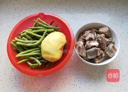 排骨炖豆角土豆的做法图解2