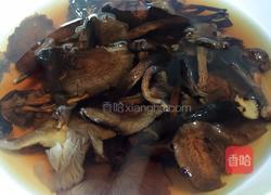 排骨粉条炖蘑菇的做法图解1