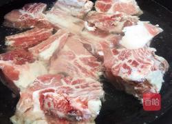 排骨粉条炖蘑菇的做法图解3