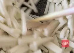 Illustration of how to make fried rice cakes with eggs 6