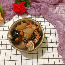 闽南黑豆杜仲鱿鱼炖猪尾巴的做法[图]