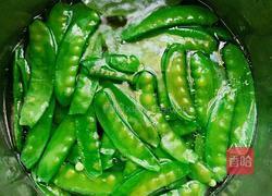 腊肠炒荷兰豆的做法图解3