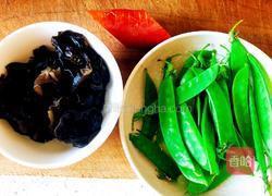 荷兰豆炒木耳的做法图解1