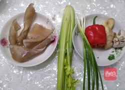 西芹炒猪皮的做法图解1