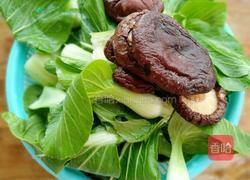 香菇酱青菜的做法图解1