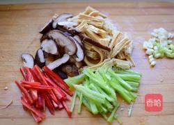 香菇烧腐竹的做法图解2
