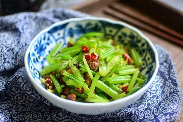 凉拌芹菜花生米