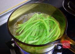 凉拌芹菜花生米的做法图解2