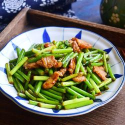 五花肉炒蒜苔的做法[图]