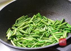 五花肉炒蒜苔的做法图解5