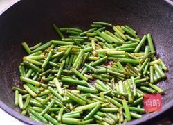 五花肉炒蒜苔的做法图解6